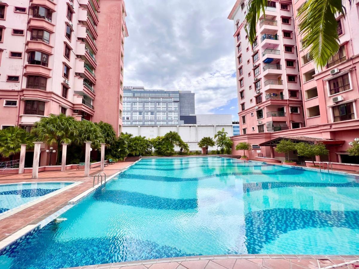 Penthouse Vacation Marina Court 5 Bedrooms 15pax Apartemen Kota Kinabalu